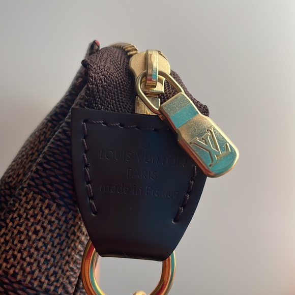 💲8️⃣2️⃣5️⃣❤️MINI POCHETTE ACCESSOIRES                in Damier Ebene❤️ - Picture 12 of 16